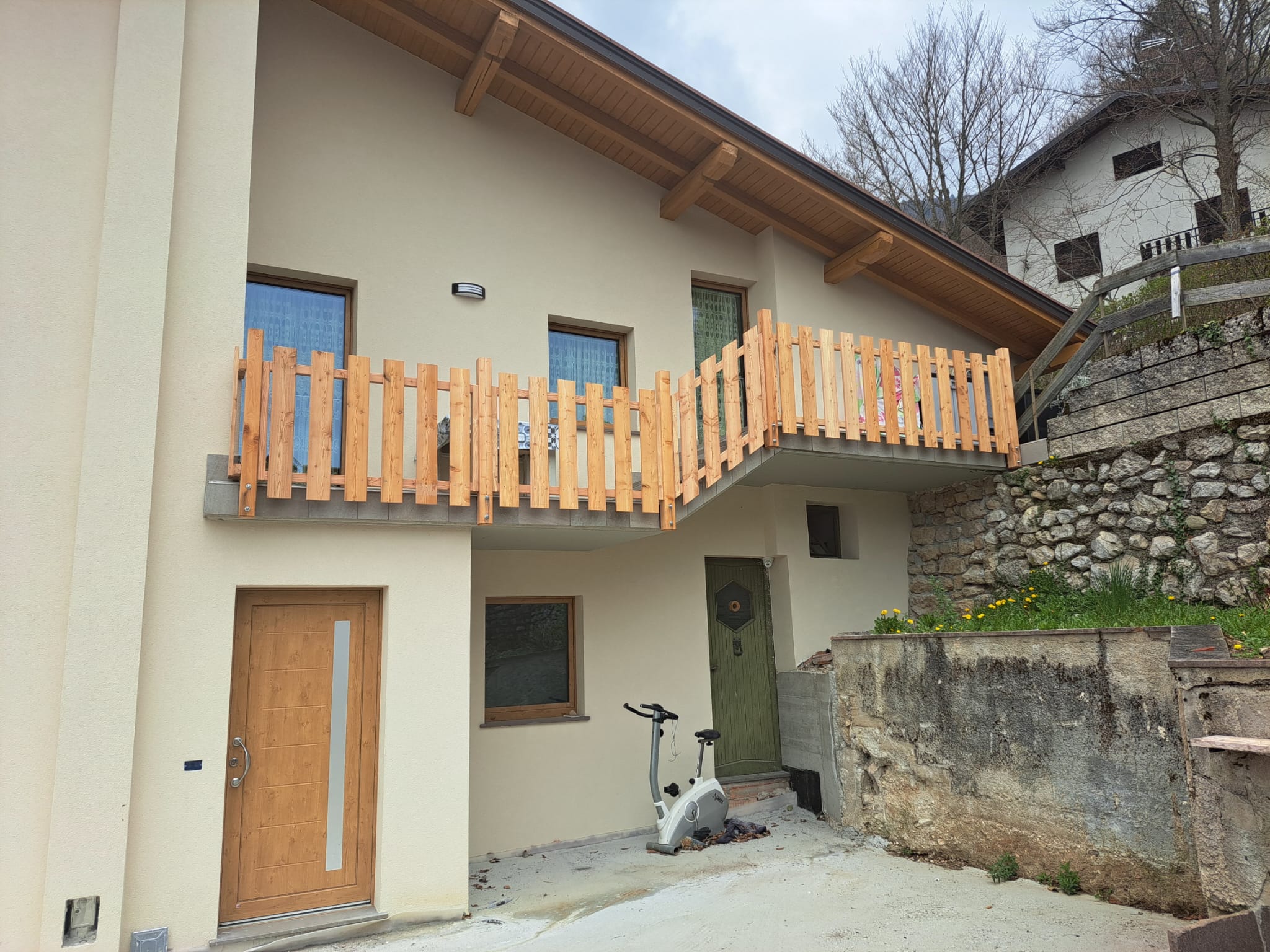 Parapetto per balcone in legno massello